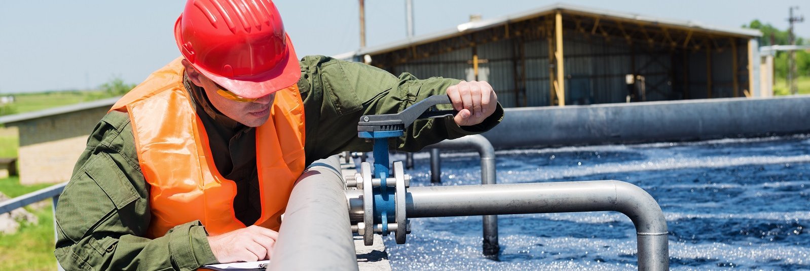 Mann mit Bauhelm arbeitet im Wasserwerk