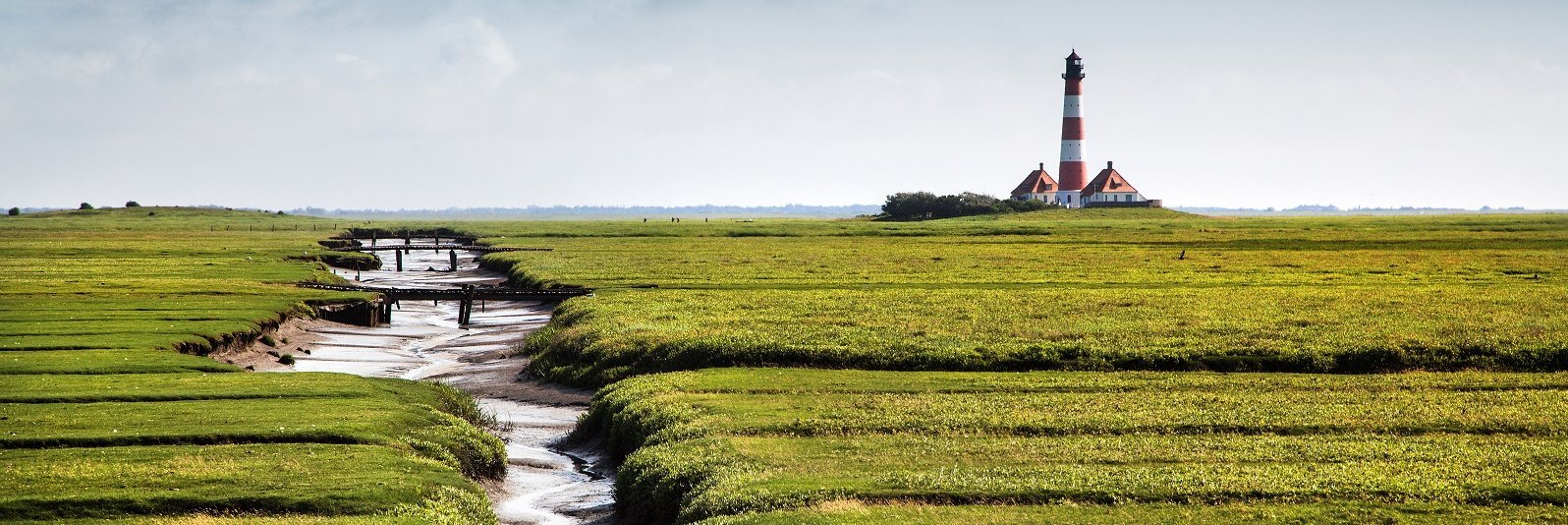 Westerhever Leuchtturm im Deichvorland an der Nordsee