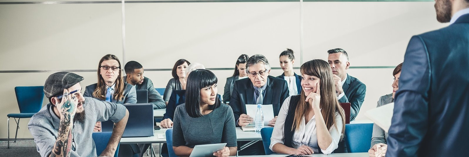 Dozent unterrichtet Seminarteilnehmende