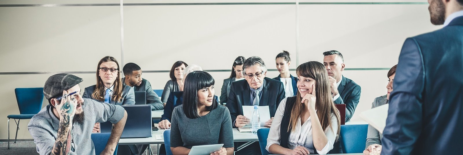 Dozent unterrichtet Seminarteilnehmende