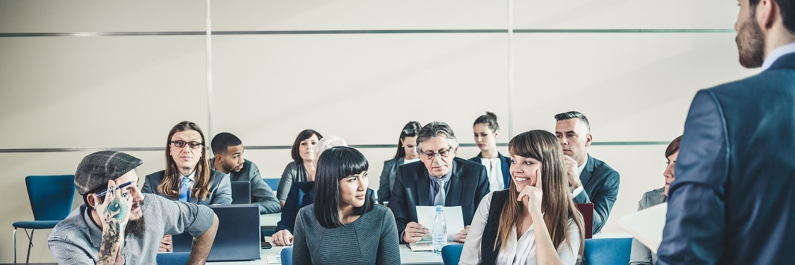 Dozent unterrichtet Seminarteilnehmende