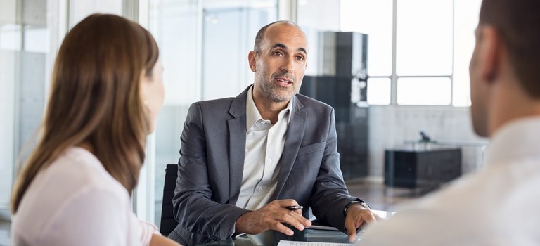 Bankberater erklärt jungem Paar Vertrag