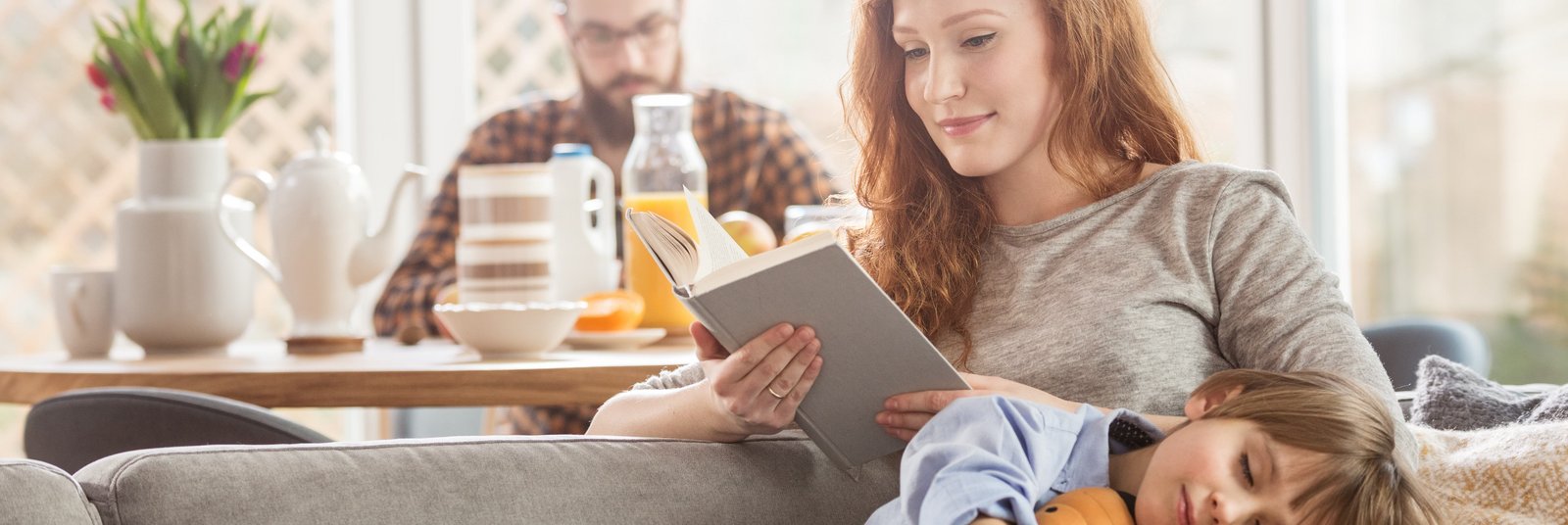 Familie in ihrer Wohnung