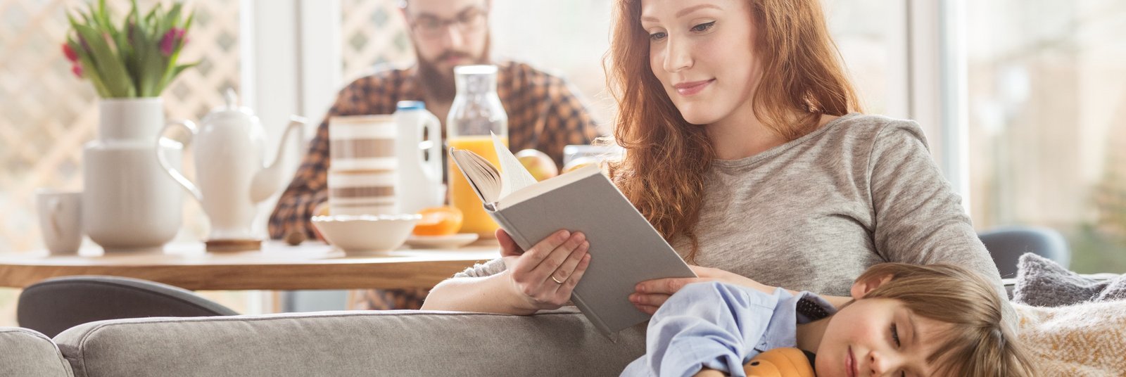 Familie in ihrer Wohnung