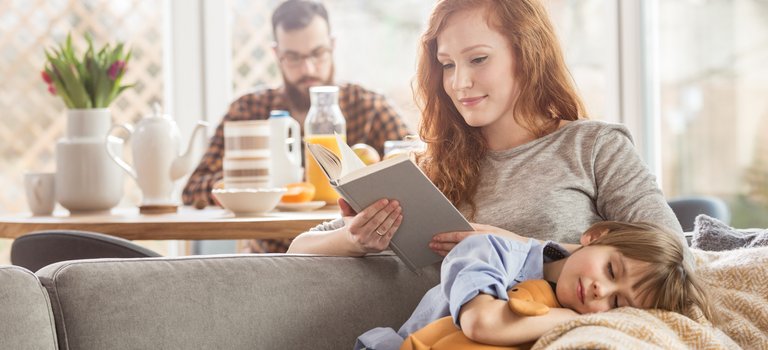 Familie in ihrer Wohnung