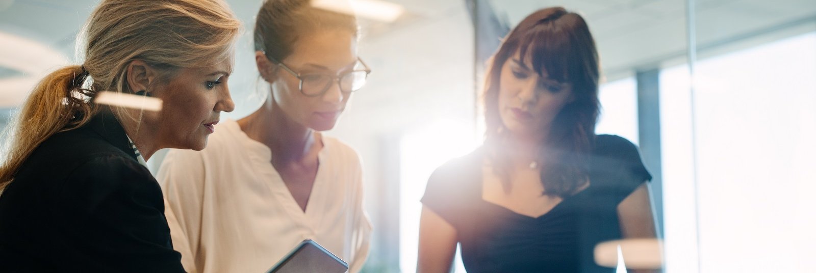 Drei Geschäftsfrauen beim Brainstorming