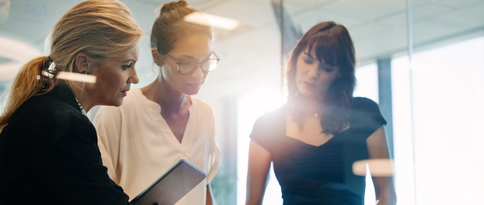 Drei Geschäftsfrauen beim Brainstorming