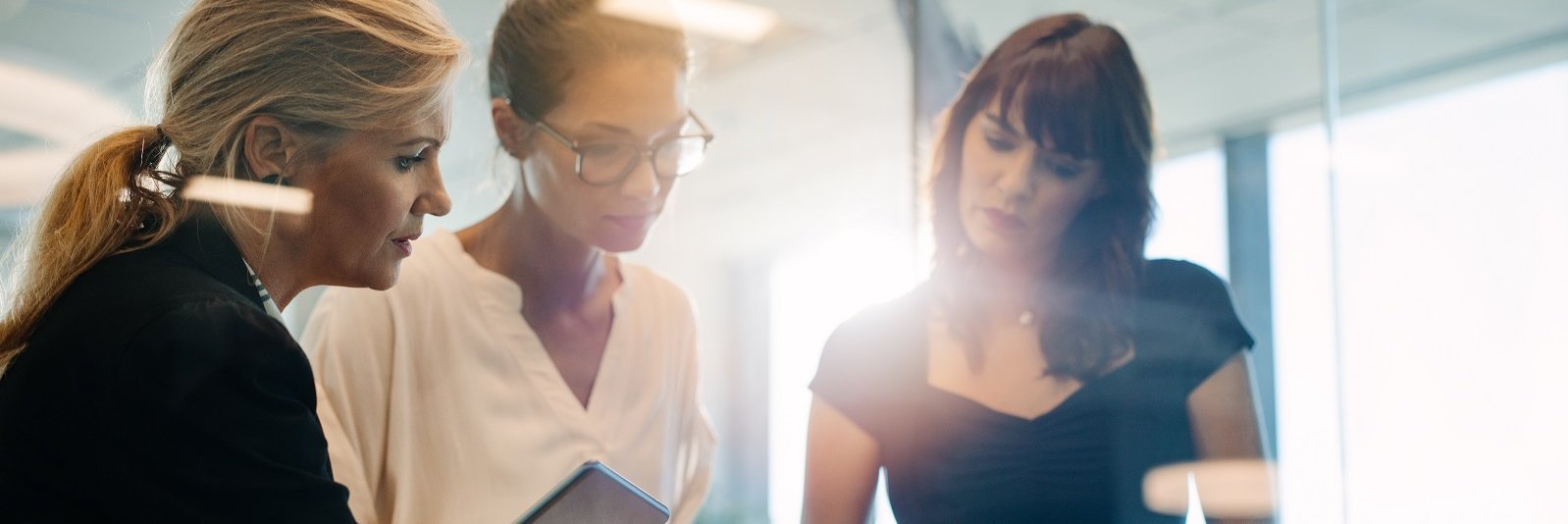 Drei Geschäftsfrauen beim Brainstorming