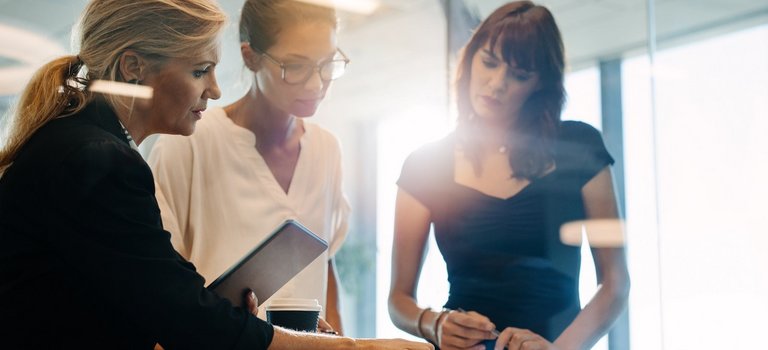 Drei Geschäftsfrauen beim Brainstorming