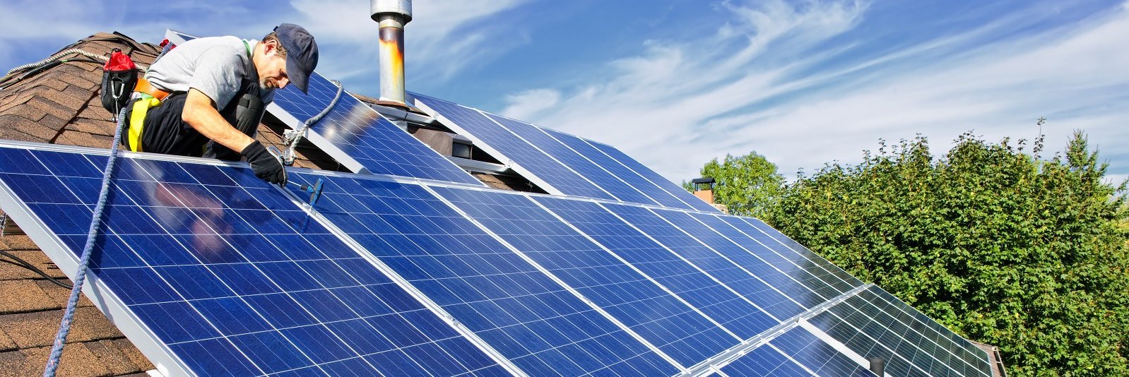 Handwerker montiert Solarpaneele auf Dach