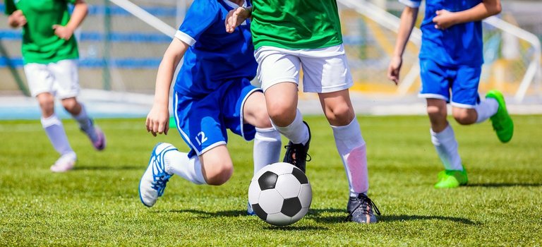 fußballspielende Kinder