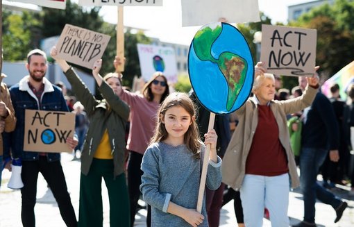 protestierendes Mädchen auf einer Klimademo, Beispielbild für Kurzerklärung des European Green Deal