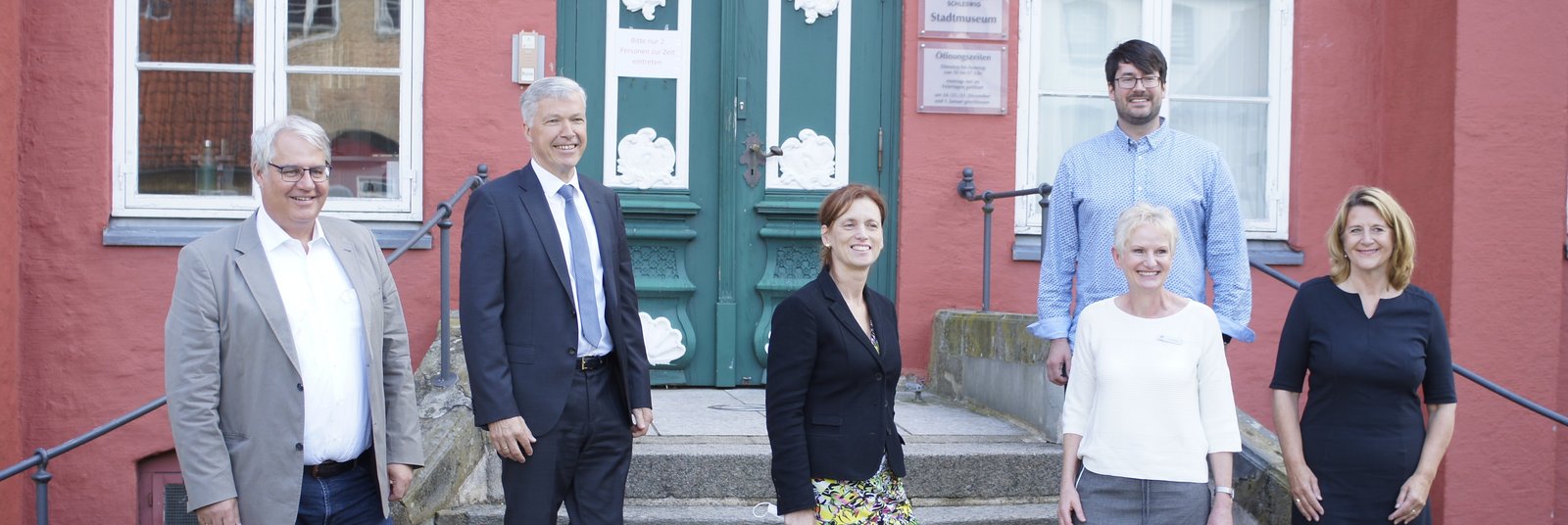 Das Stadtmuseum Schleswig macht sich auf den Weg zu einer digitalen Strategie. Beim Ortstermin in Schleswig: (von links) Bürgermeister Stephan Dose, Erk Westermann-Lammers, Vorstandsvorsitzender der IB.SH, Kulturministerin Karin Prien, Dr. Dörte Beier, Leiterin des Stadtmuseums Schleswig, Stefan Dendorfer, Firma LINSENSPEKTRUM, Dagmar Linden M.A., Leiterin der Museumsberatung und -zertifizierung in Schleswig-Holstein.